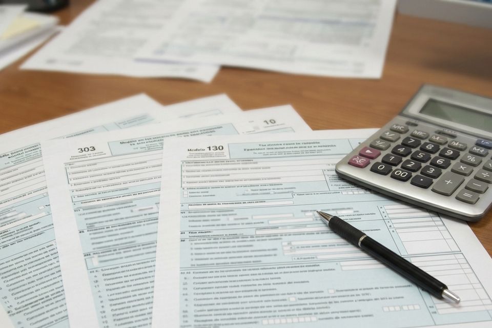 Documentación fiscal y planificación tributaria para autónomos y empresas.